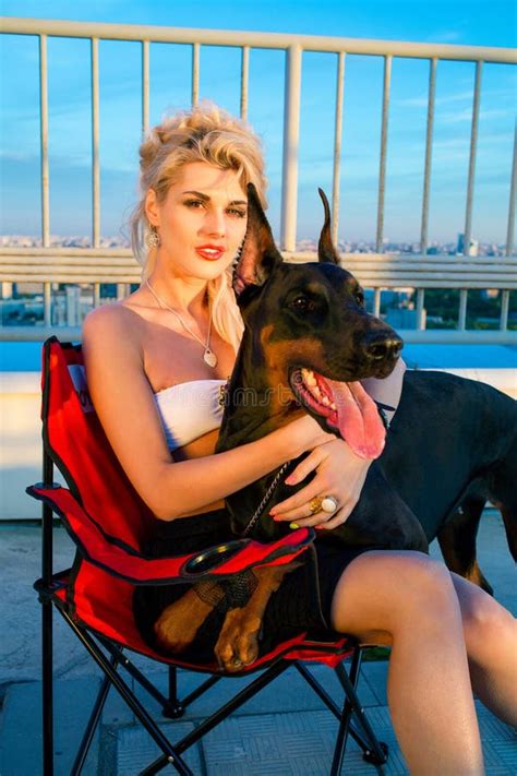 Hermosa Rubia En Bikini Sentada En Un Rojo Foto De Archivo Imagen De Modelo Boca 318995748