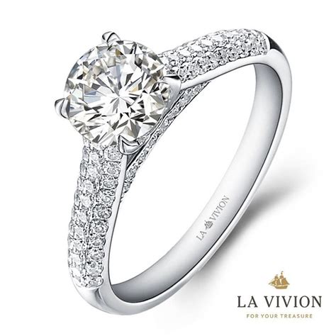 Шикарное кольцо в белом золоте от LA VIVION. В центре внимания ...
