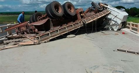 UNAIENSES PARACATU MG Caminhão tomba em cima da ponte sobre o rio