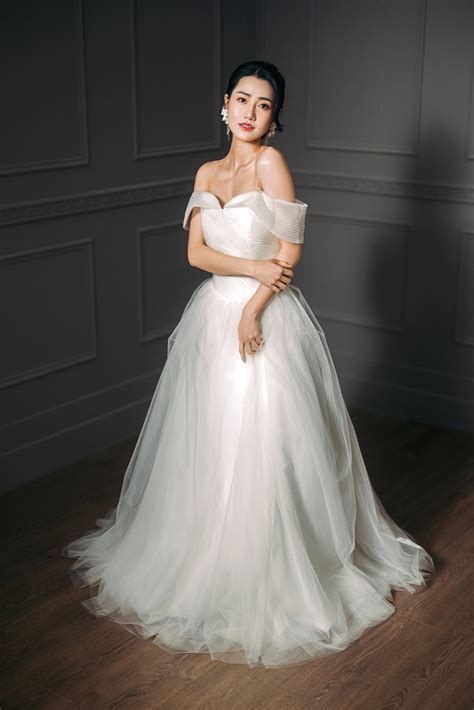 Off the shoulder cinderella wedding dress | Beachweddingtips.com