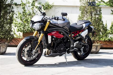 Soi naked bike Triumph Speed Triple màu xám mờ tại Hà Nội