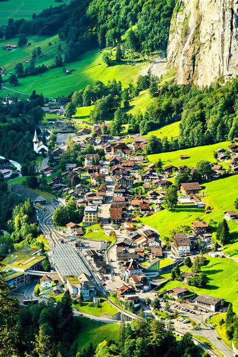 Premium Photo | View of lauterbrunnen from wengen in the swiss alps