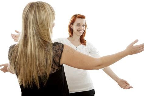 Rote Und Blonde Behaarte Mädchen Glücklich Wieder Zu Sehen Stockfoto Bild von freunde person