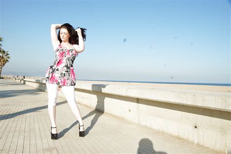 Chunky Brunette Model Harmony Reigns Flashing Big Breasts Outdoors Porn Pictures XXX Photos