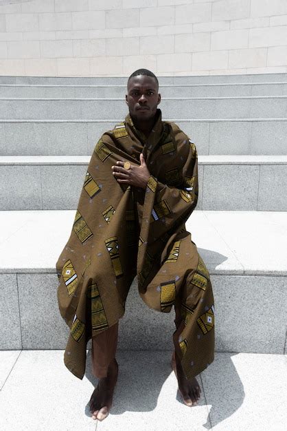 Retrato De Mulher Posando Em Trajes Tradicionais Africanos Ao Ar Livre