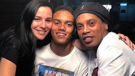 Cenapop Ronaldinho Gaúcho aparece ao lado da mãe de seu filho em foto