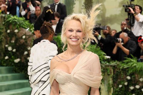 Bom sex Pamela Anderson U60 lên trang bìa tạp chí không cần trang điểm nhờ chăm làm 4 việc