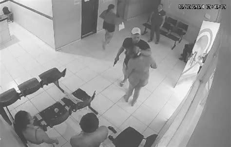 VÍDEO Homem agride mulher e a ameaça arma em unidade de saúde no