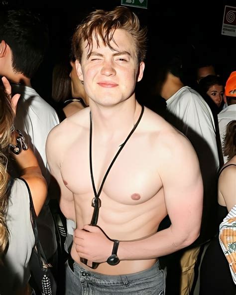 Pin By Rodrigo Damian On Kit Actors Cute Celebrity Guys Hot Actors