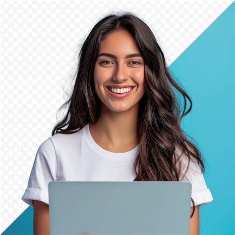 Joven mujer latina feliz usando un dispositivo portátil aislado en un fondo azul aislado usuario