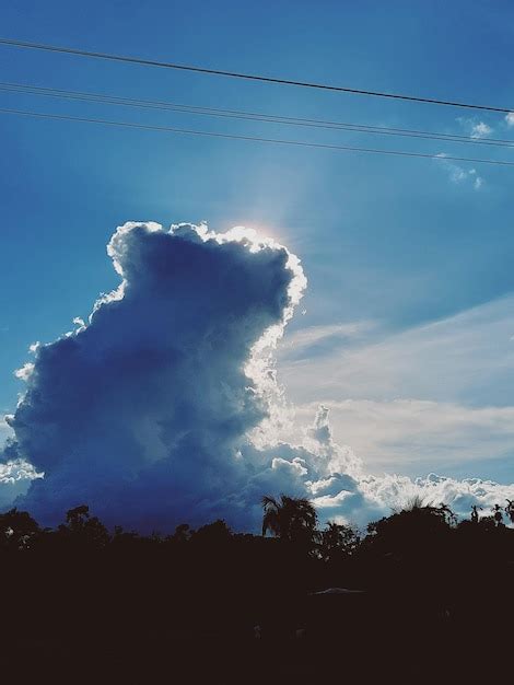 Un Cielo Azul Con Nubes Y Sol En La Naturaleza En El Cielo Foto Premium