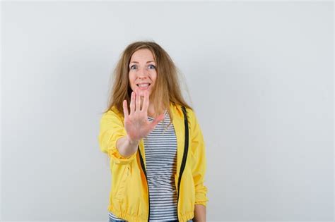 Jeune Femme Blonde Dans Une Veste Jaune Photo Gratuite