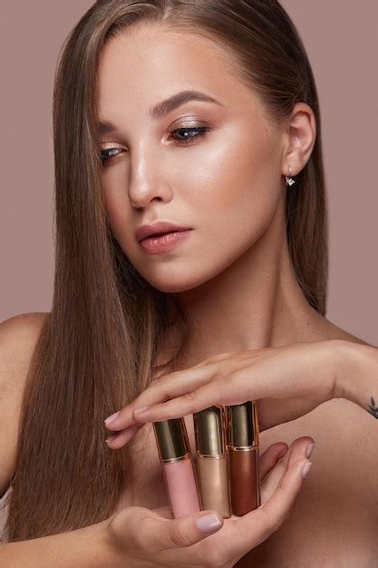 Hermosa Joven Con Maquillaje Nude Natural Con Cosm Tica En Las Manos Cara De Belleza Foto Premium