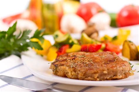 Gebratene Steaks Mit Kartoffeln Und Gebratene Pilze Stockbild Bild