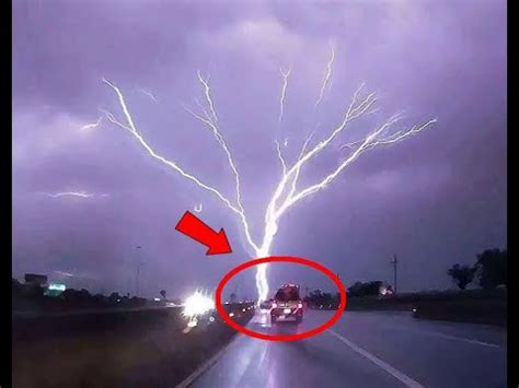 11 мощнейших ударов молнии. Как она разносит деревья, дома и машины ...