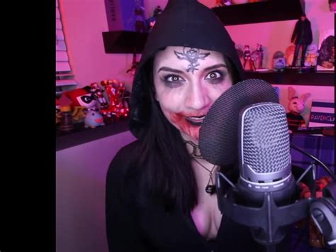 Anna Brisbin Brizzy Voices Hot Cleavage Scrolller