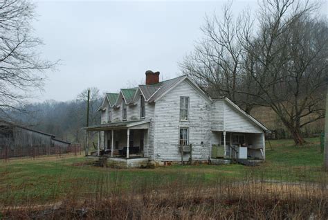 Old farm house in Tennessee | Old farm houses, Abandoned houses, House