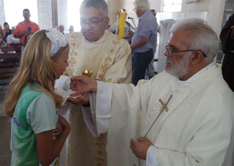 Crianças recebem pela primeira vez o Corpo e Sangue de Jesus Cristo