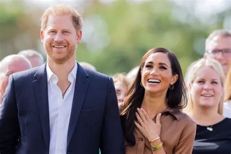 Body language expert claims Harry, Meghan ‘toning down PDAs | Pakistan ...