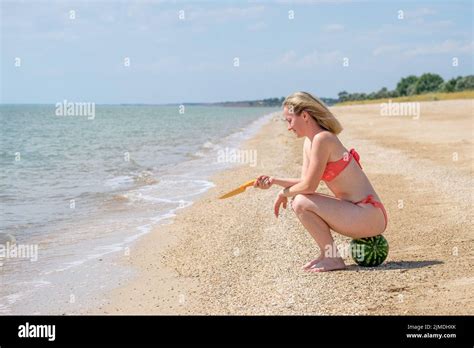 Blonde frau im bikini messer Fotos und Bildmaterial in hoher Auflösung Alamy