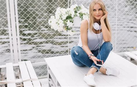 Обои girl headphones beautiful jeans sweet blonde gorgeous sneakers на телефон и рабочий