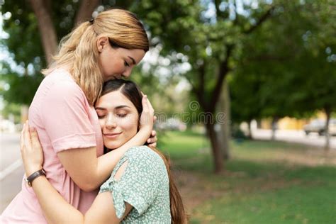 Pareja Joven Gay Abrazándose Y Besándose En Un Parque Imagen de archivo Imagen de socio