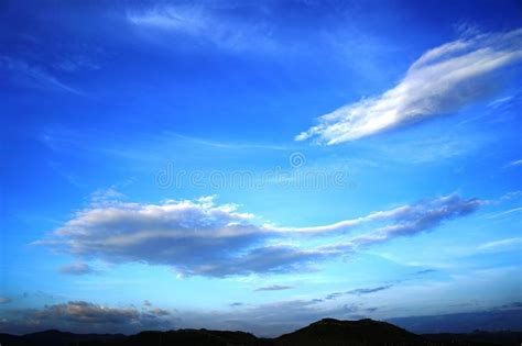 Las Nubes Blancas Les Gustan Los Pescados Que Flotan En El Cielo Foto