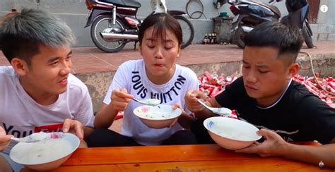 Tin tức h Con trai bà Tân Vlog nấu cháo bằng gà còn nguyên lông CĐM chỉ trích gay gắt