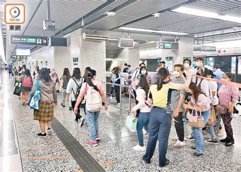 東方日報a1：港鐵油麻地站甩車門 佐敦至荔景癱瘓｜即時新聞｜港澳｜on Cc東網