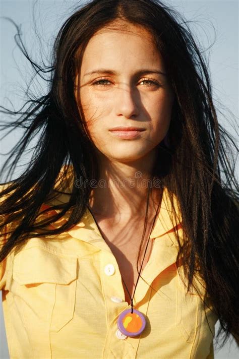 Jeune Fille Dans Le Bikini Au Bord De La Mer Photo Stock Image Du Jeunesse Charme