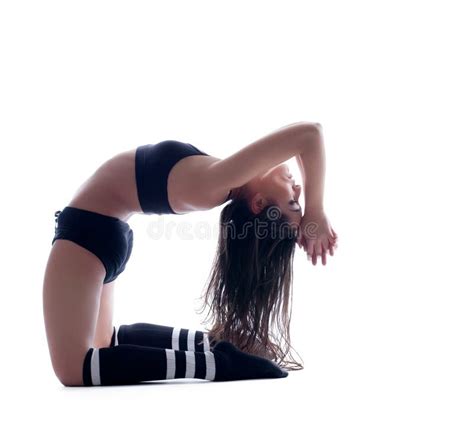 Brunette Der Im Sexy Kleid Mit Glas Wein Aufwirft Stockbild Bild Von Mode Abendessen