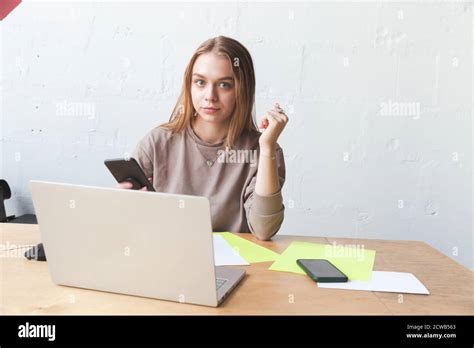 Blonde university student classroom Banque de photographies et dimages à haute résolution Alamy