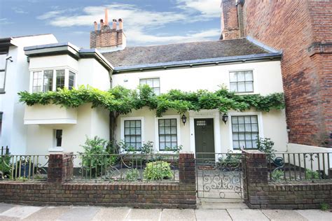Hadley Green Road, Hadley Green | Statons