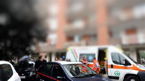 Si Schianta Con L Auto Contro Le Vetture In Sosta Morta Una Suora A Roma