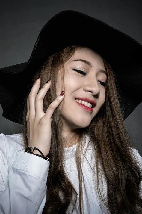 Chân dung Hoàng Thùy Linh 9X thay thế hot girl Trâm Anh trong phim Siêu quậy