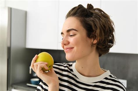 Premium Photo Close Up Portrait Of Beautiful Smiling Brunette Woman Holding An Apple With