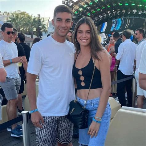 Sira Martínez radiante en bikini Ferran Torres se deshace