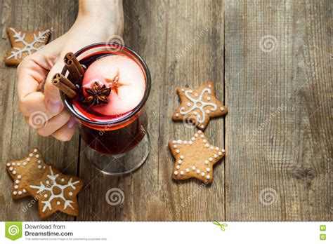 Vino Reflexionado Sobre La Navidad En Mano Femenina Foto De Archivo