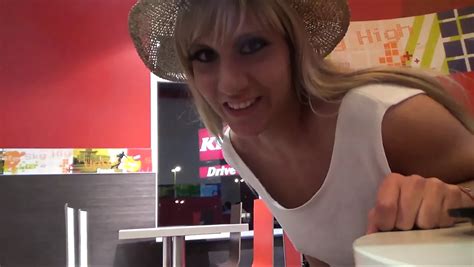 Dreiste Sau Pisst Ins Kfc Restaurant Hd Porn C Xhamster