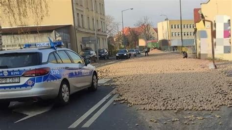 Tony ziemniaków rozsypane na jezdni Szofer ma spore problemy