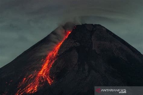 Gunung Merapi 15 Kali Mengeluarkan Guguran Lava Pijar Pada Kamis