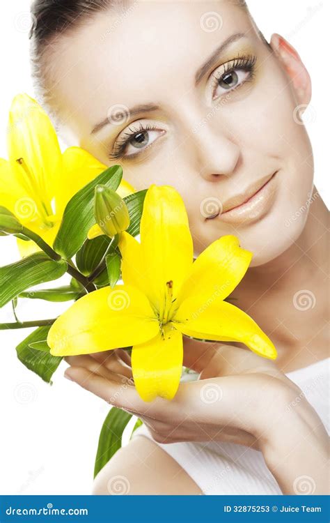Belle Fille Blonde Avec Le Lis Jaune Image Stock Image Du Expression Attrayant 32875253
