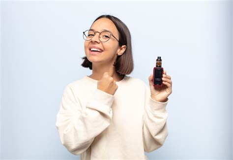 Mujer latina joven que se siente feliz positiva y exitosa motivada cuando enfrenta un desafío