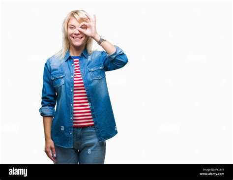 Junge hübsche blonde Frau tragen Jeans Jacke über isolierte Hintergrund tun ok Geste mit der