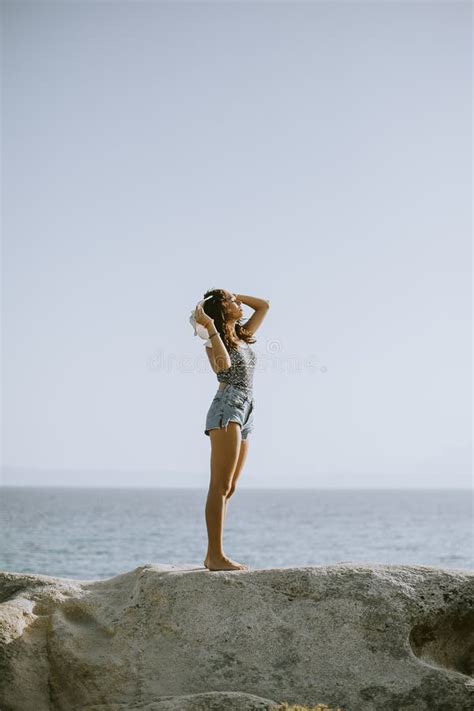 Frau Im Bikini Auf Dem Strand Stockfoto Bild Von Sand Erotisch