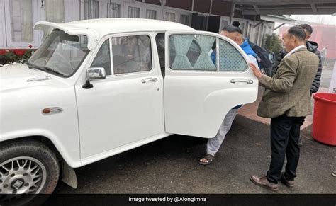 Ambassador Car म सवर हत नगलड क मतर क तसवर हई वयरल