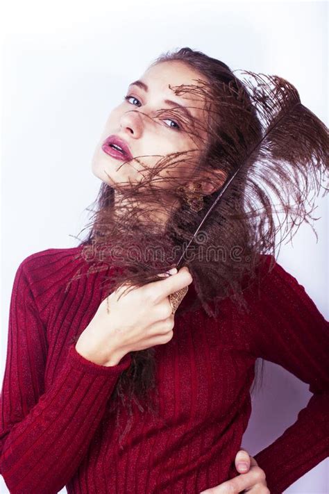 Jovencita Brunette Dama Moda Chica Vestida De Rojo Con El Concepto De Feather Elegante People