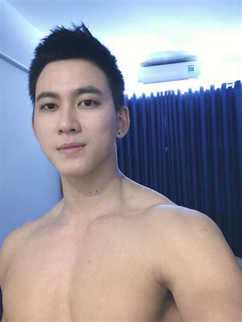 Chàng gay gây sốt cộng đồng mạng vì sở hữu vẻ ngoài quá điển trai