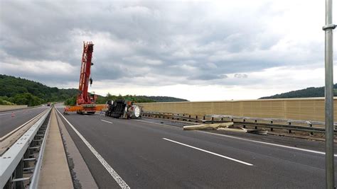 24 06 2022 Unfall mit Gefahrgut Lkw auf A66 Kinzigtalbrücke