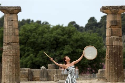 La llama olímpica va rumbo a París 2024 tras ser encendida en Grecia